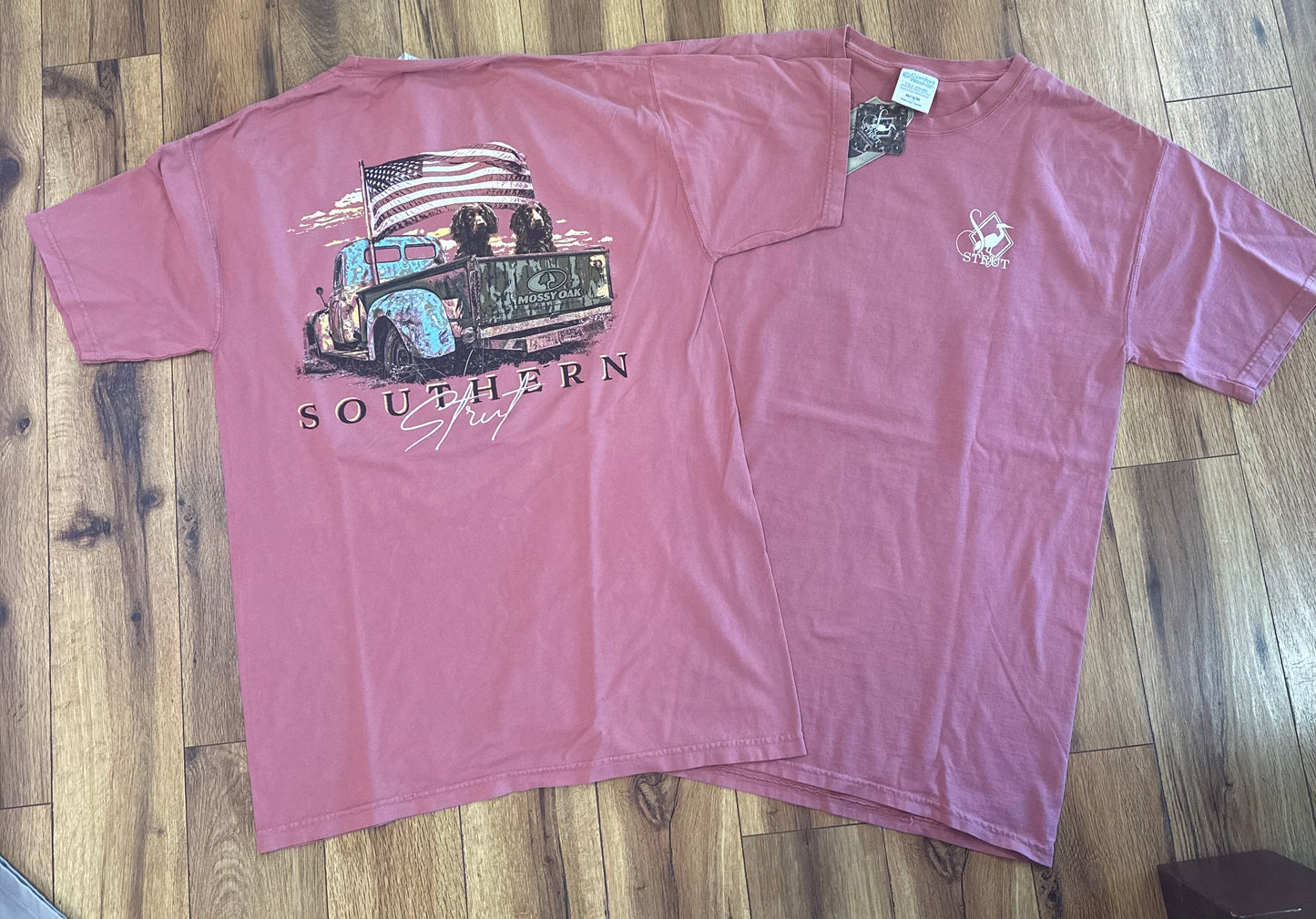 Mossy oak truck with flag men’s tee